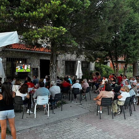 Hotel Restaurante Rio Cuervo Vega del Cadorno Buitenkant foto