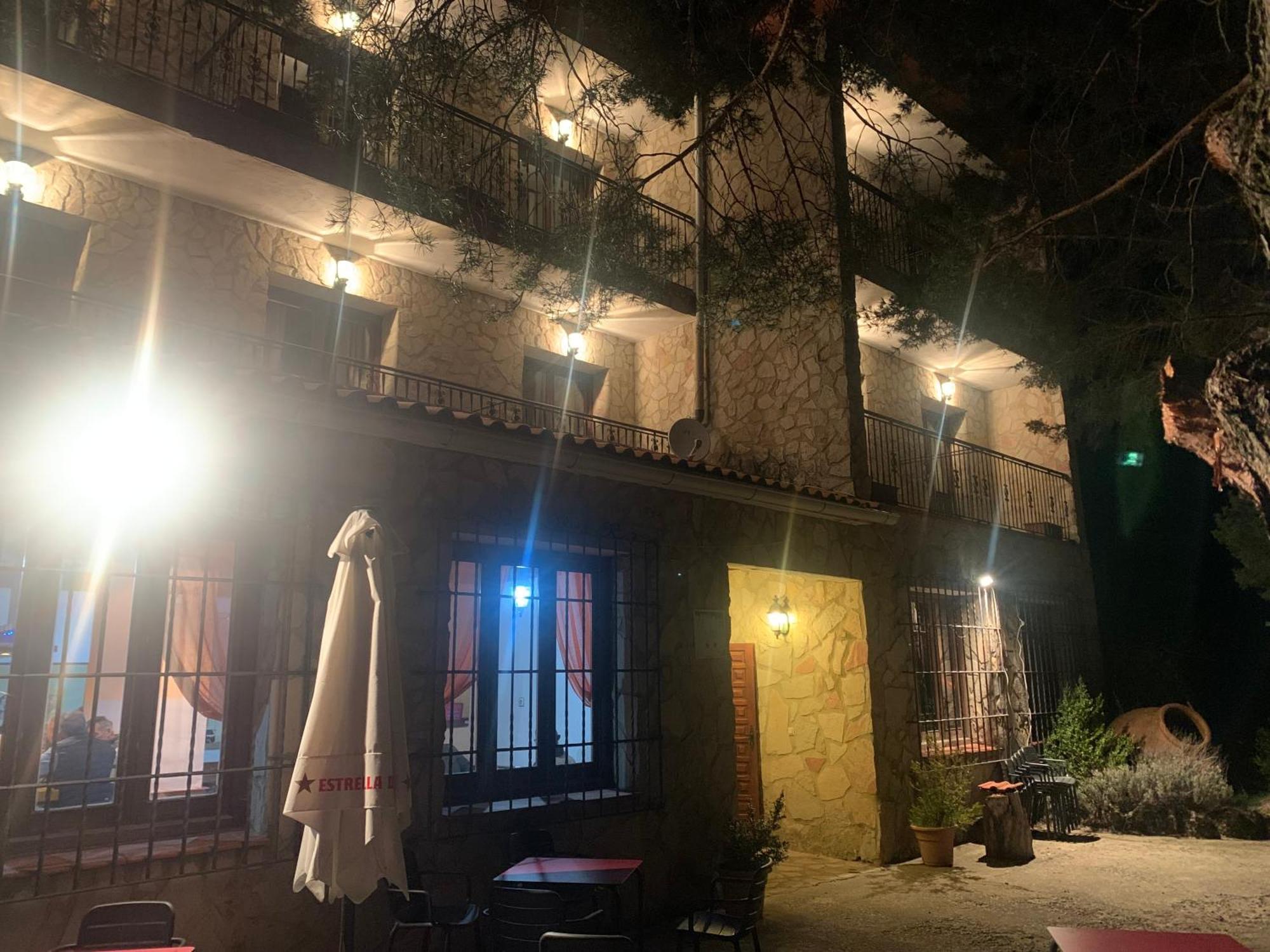 Hotel Restaurante Rio Cuervo Vega del Cadorno Buitenkant foto
