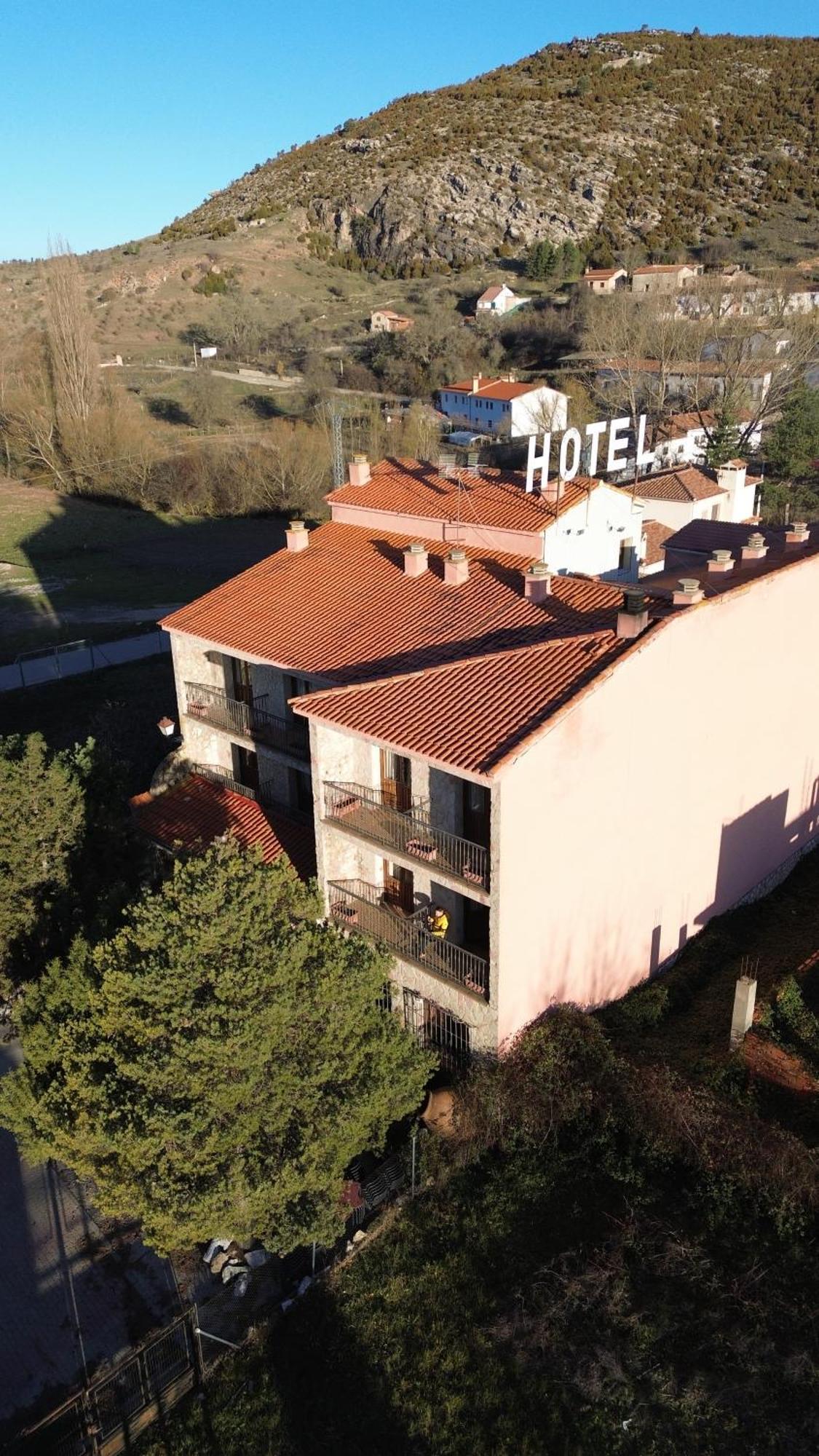 Hotel Restaurante Rio Cuervo Vega del Cadorno Buitenkant foto