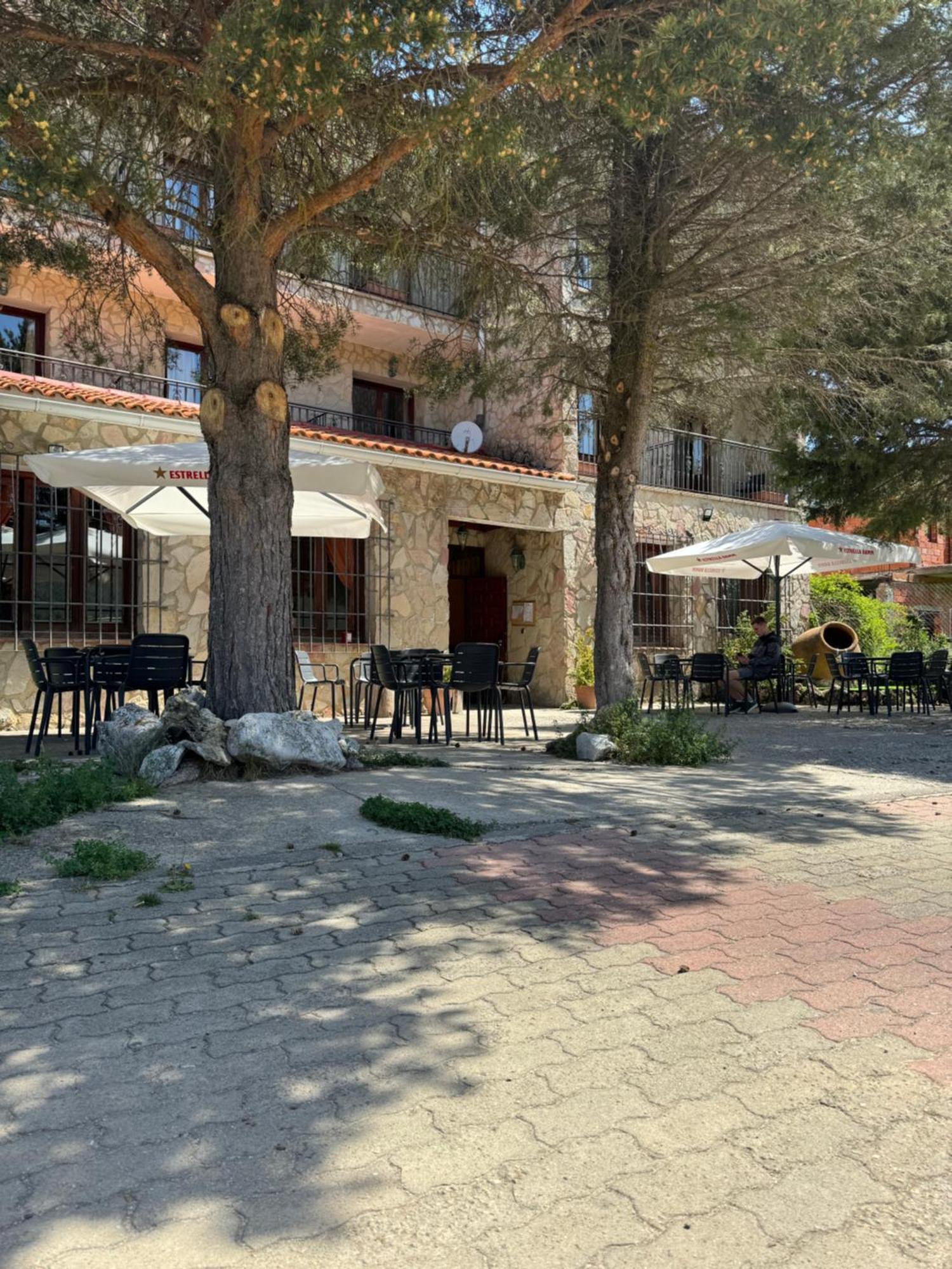 Hotel Restaurante Rio Cuervo Vega del Cadorno Buitenkant foto