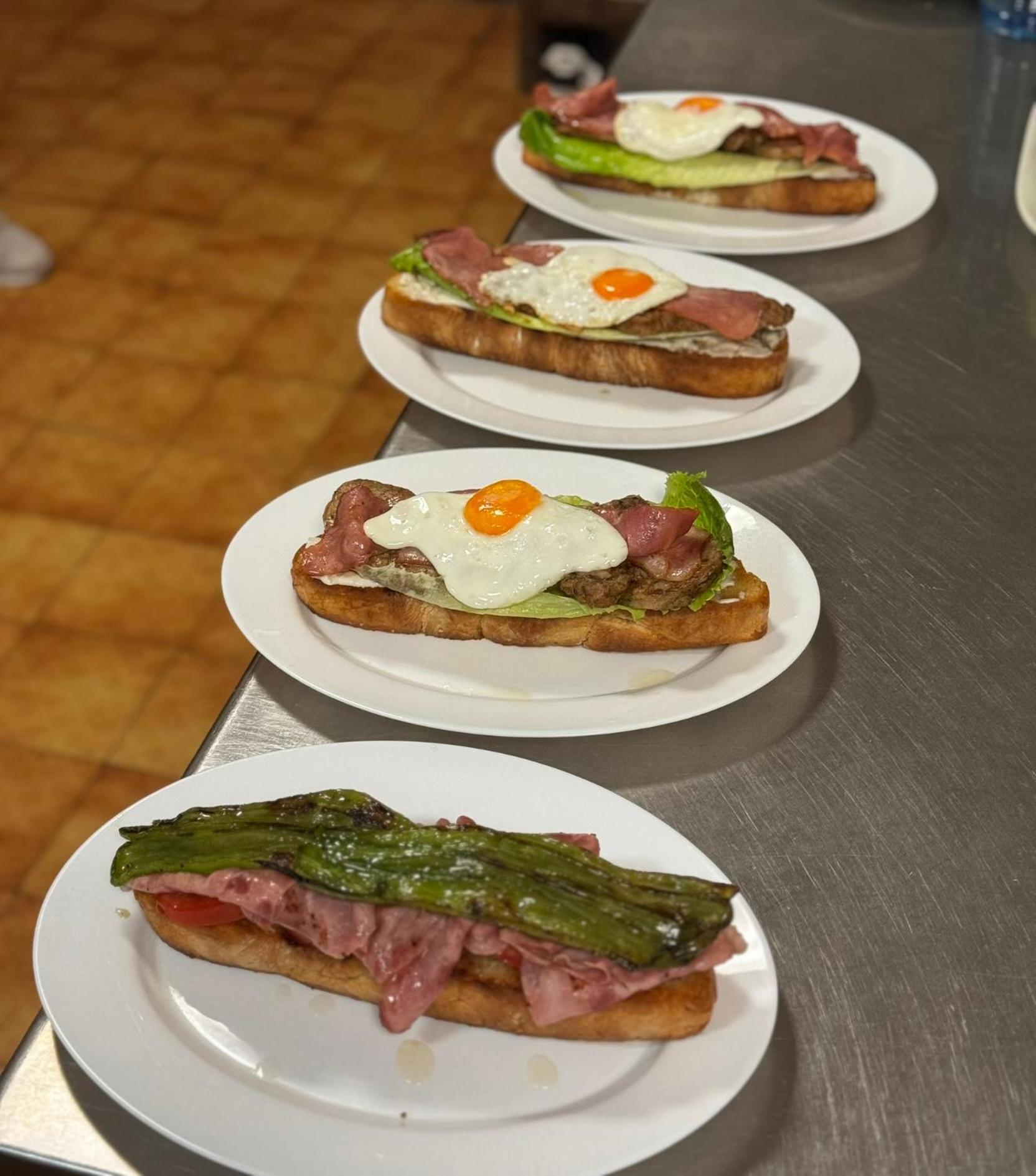 Hotel Restaurante Rio Cuervo Vega del Cadorno Buitenkant foto