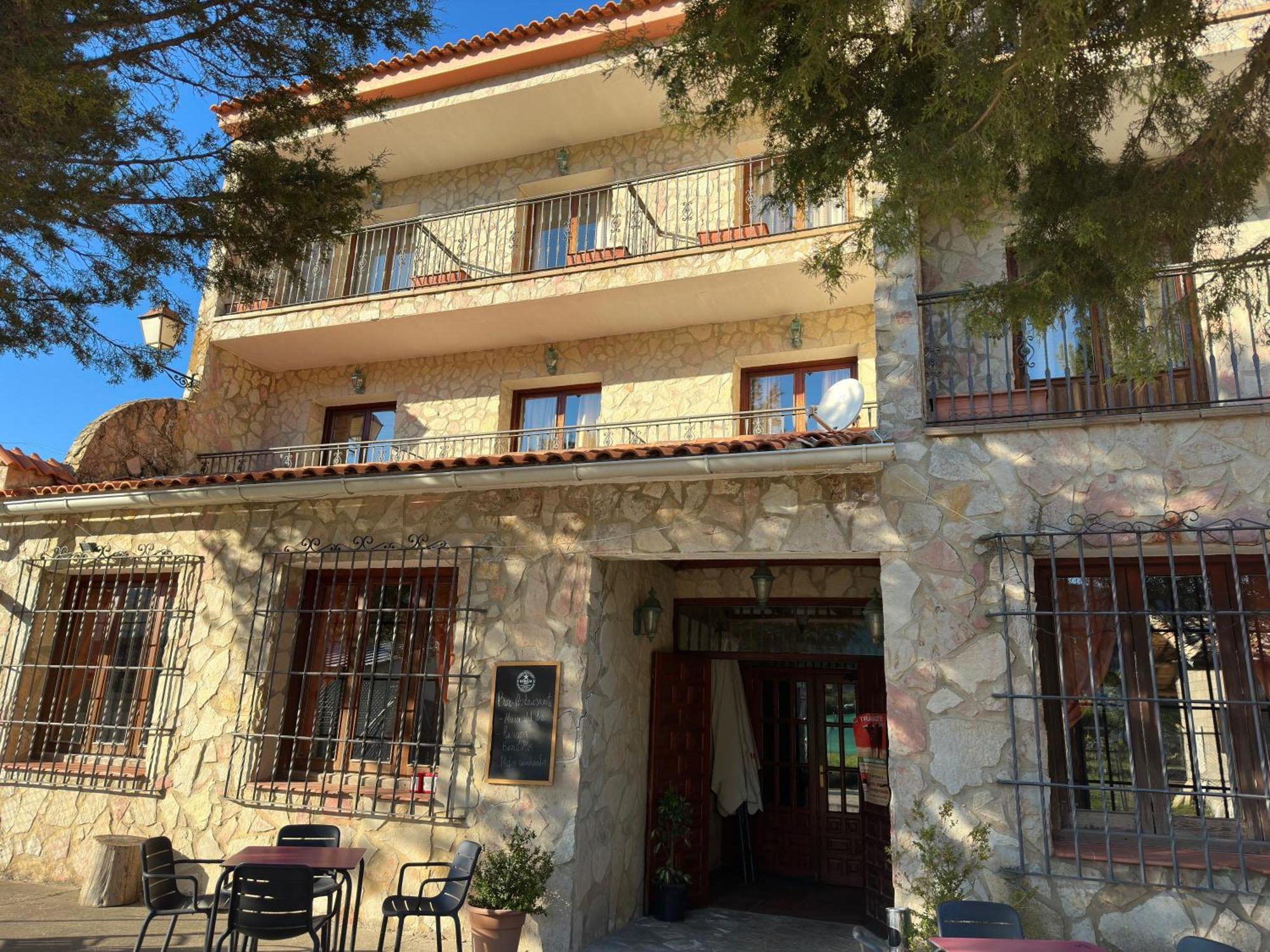 Hotel Restaurante Rio Cuervo Vega del Cadorno Buitenkant foto