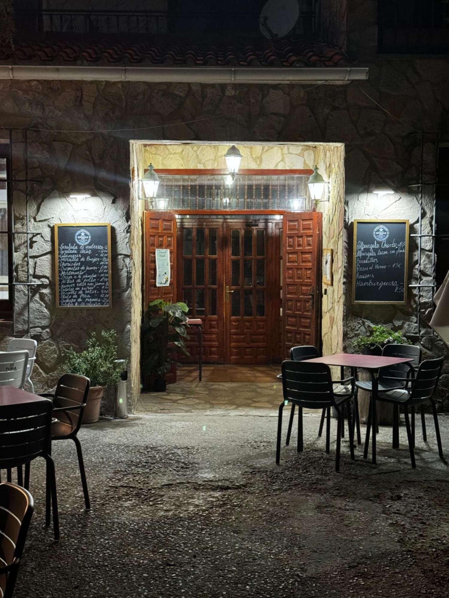Hotel Restaurante Rio Cuervo Vega del Cadorno Buitenkant foto