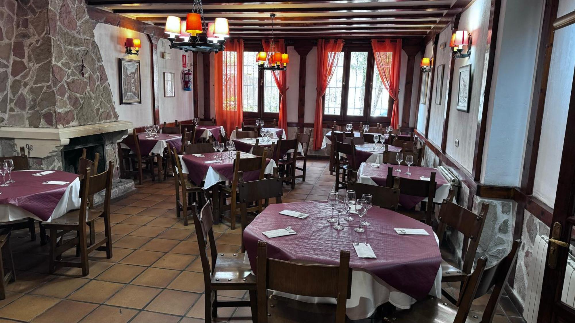 Hotel Restaurante Rio Cuervo Vega del Cadorno Buitenkant foto