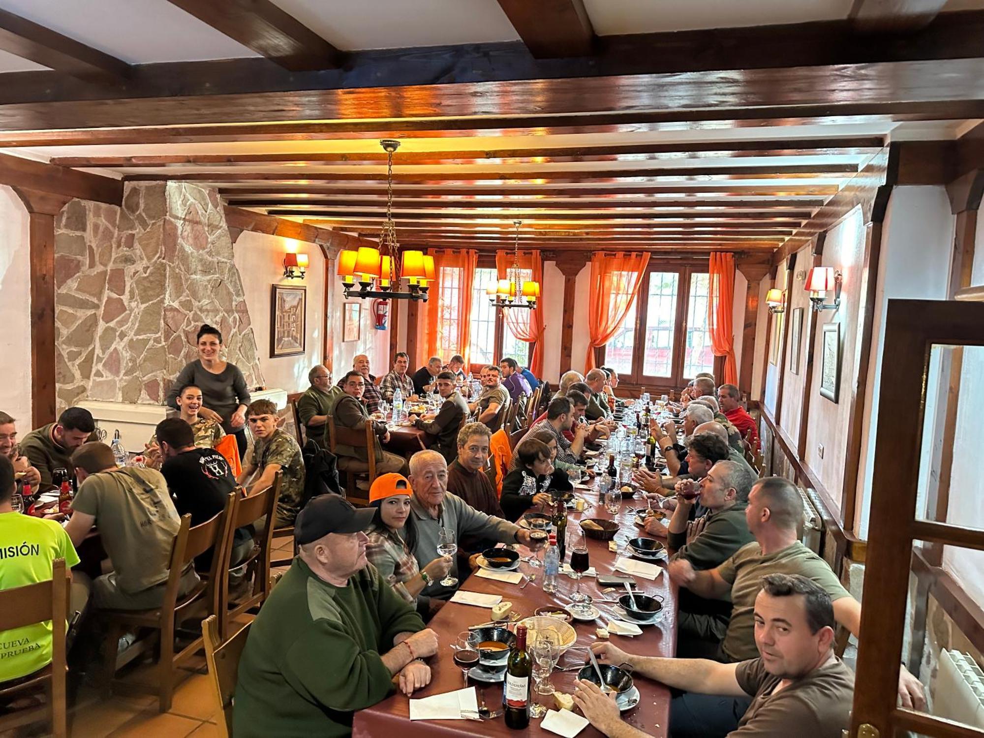 Hotel Restaurante Rio Cuervo Vega del Cadorno Buitenkant foto