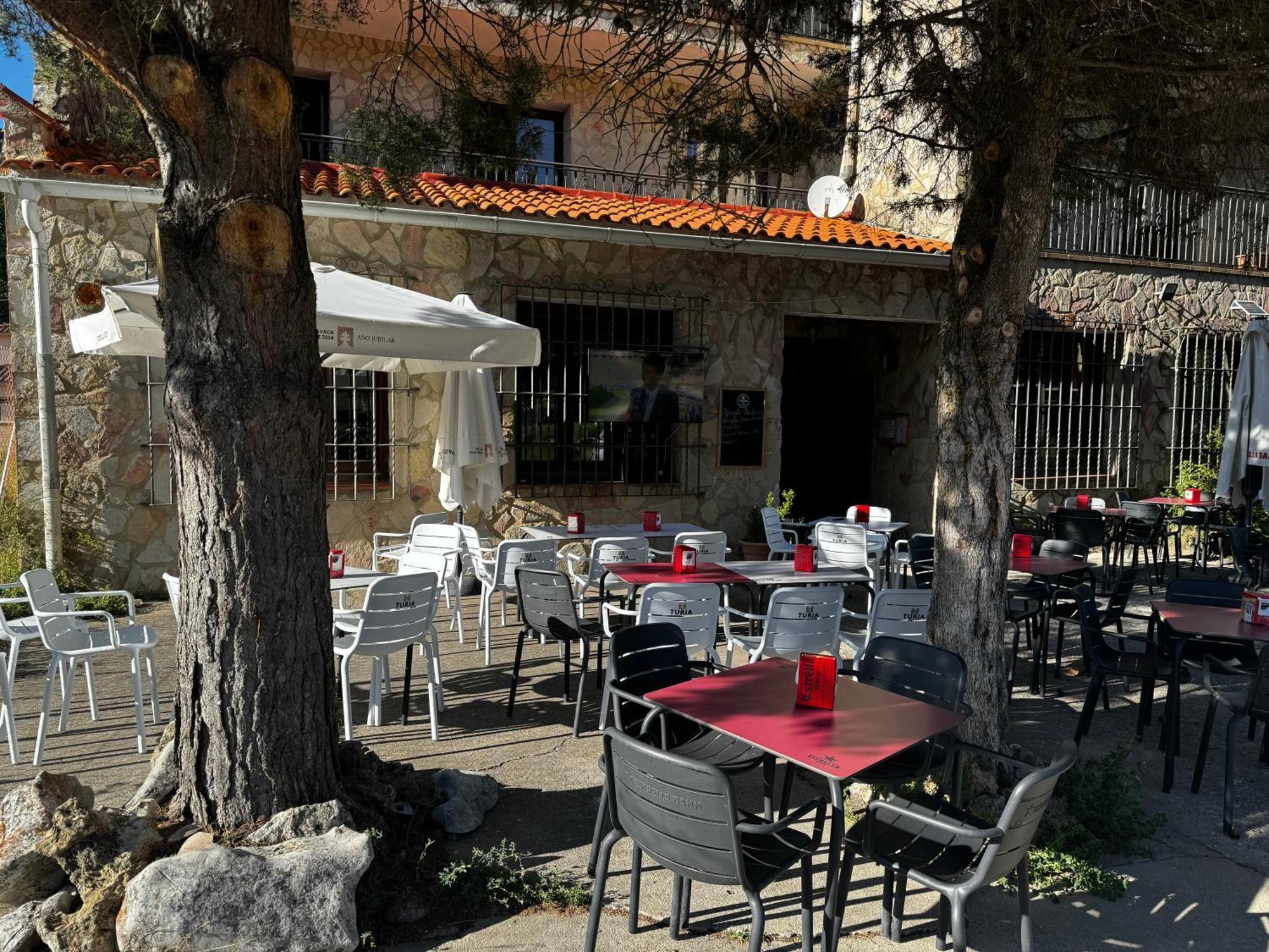 Hotel Restaurante Rio Cuervo Vega del Cadorno Buitenkant foto